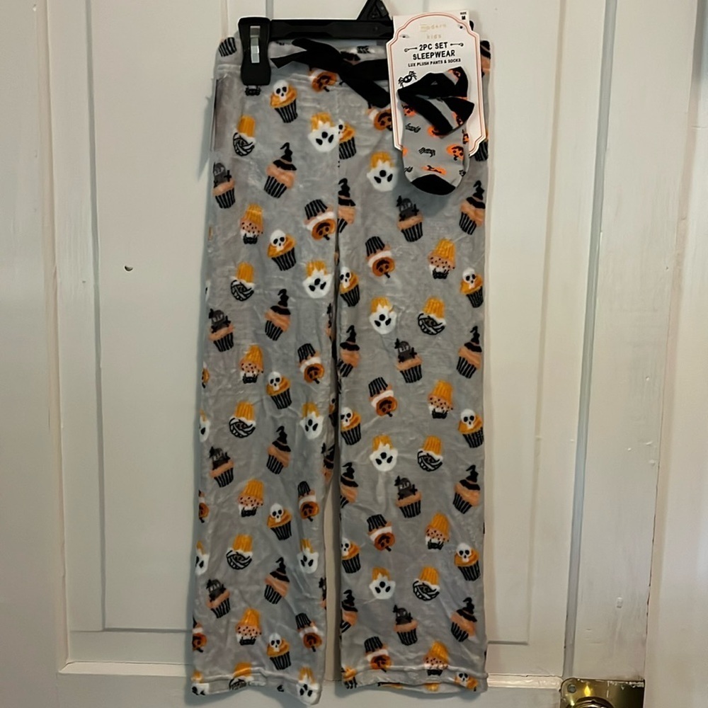 NWT modern kids 2pc‎ set sleepwear lux plush pants & socks size M